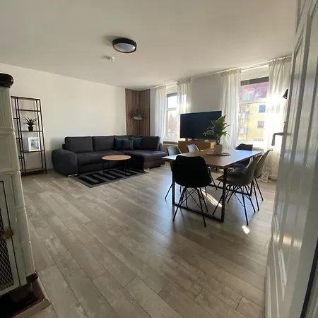 Apartment Family & Friends